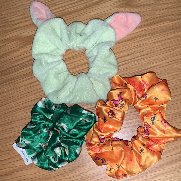 Set of baby yoda and mini mouse scrunchies - Picture 1 of 8